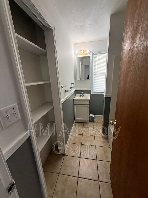 Building Photo - 1236 SW Jewell Ave