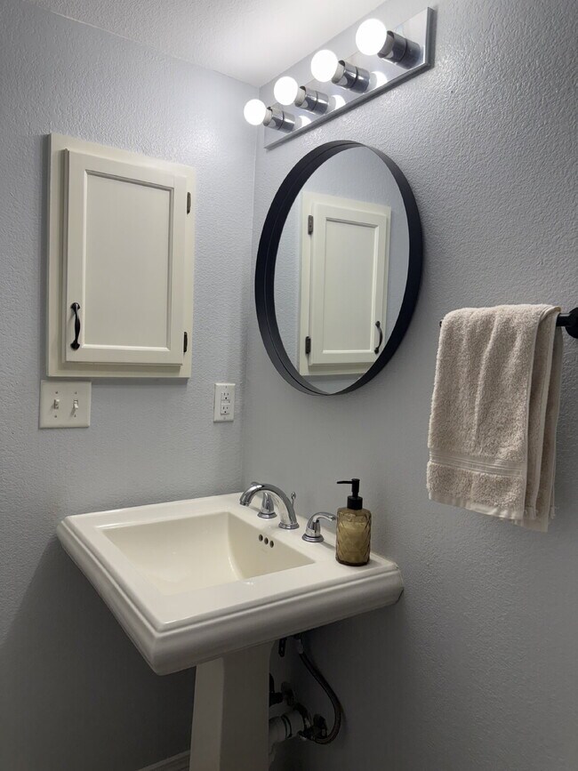 Building Photo - "Charming 3-Bed Oasis with Granite Touches & Cozy Fireplace in El Paso!"