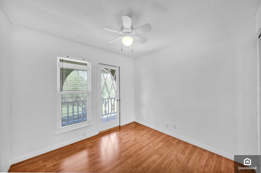 Building Photo - 4739 Larwin Ave