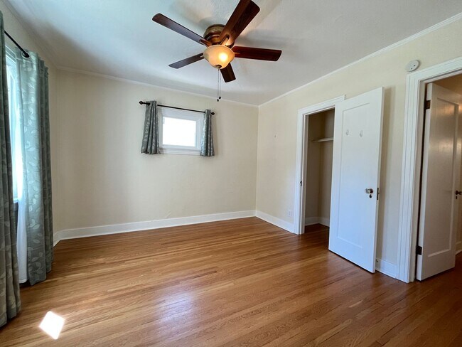 Building Photo - 208 W 19th Ave