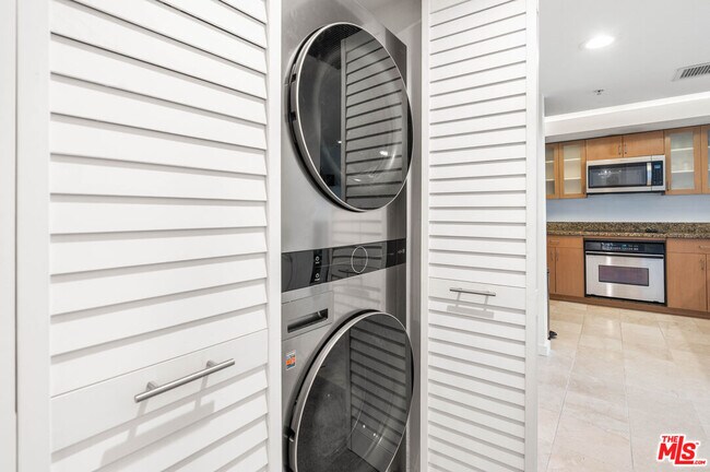 Building Photo - 13700 Marina Pointe Dr