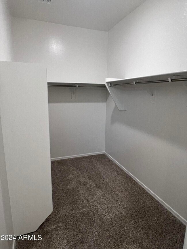 Building Photo - 15618 W Desert Hollow Dr
