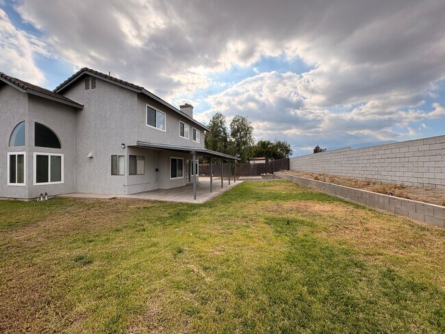 Building Photo - 4 Bed, 2.5 Bath in Rialto!