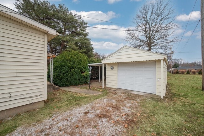 Building Photo - North Side Gem – 2-Bedroom with Garage & C...