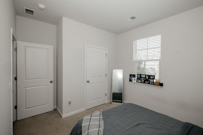 Building Photo - One-Level Living in Ladson
