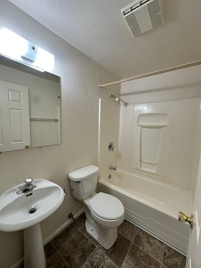 Building Photo - 5954a