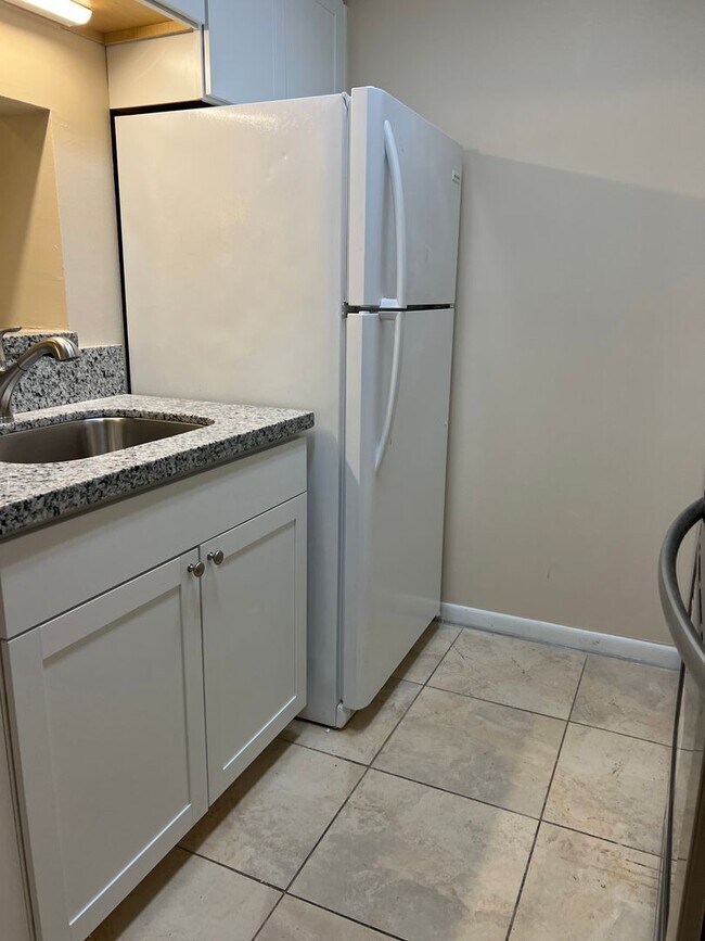 Building Photo - Remodeled First Floor Cutie!