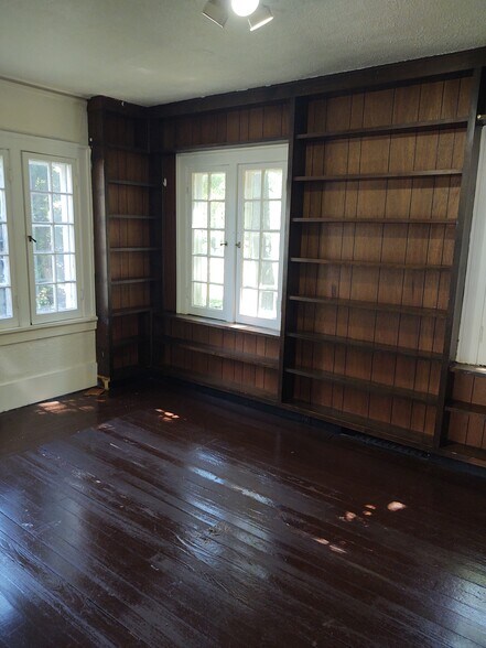 Building Photo - 827 W South St