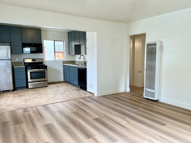 Building Photo - 2BD 1BA Apt Next to USD - Spacious Downstairs Unit, Pet Friendly, 1 Parking Space, No Carpet