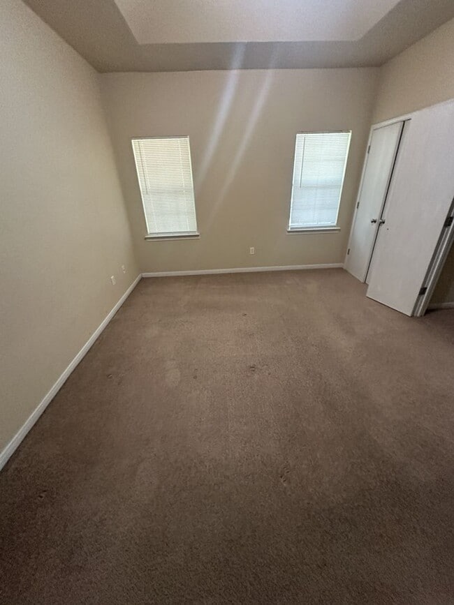 Building Photo - AVAILABLE NOW!!