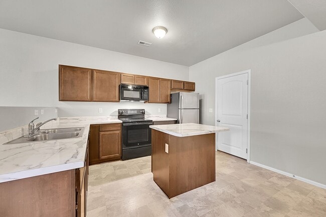 Building Photo - 3 bed 3 bath townhome in gated community w...