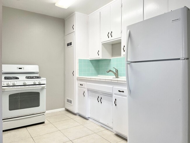 Building Photo - Single level duplex a block to the beach!