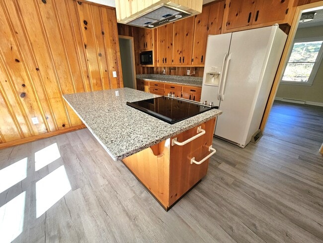 Building Photo - 609 Memorial Dr Ext