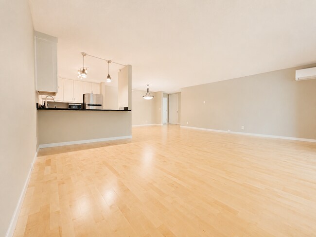 Building Photo - Live Next to Washington Park! Spacious 2-Bedroom Condo with Pool!