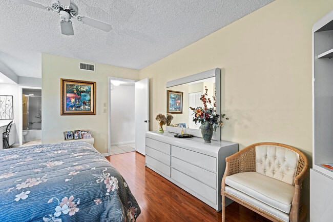 Building Photo - 5153 Oakhill Ln