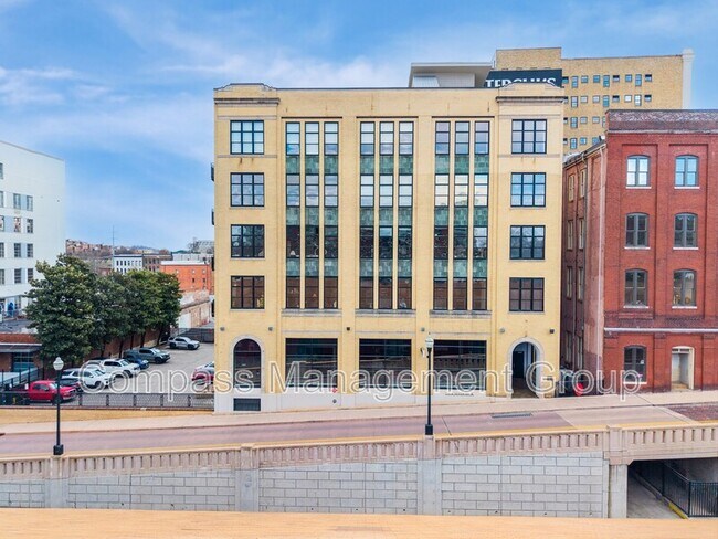 Building Photo - 220 W Jackson Ave