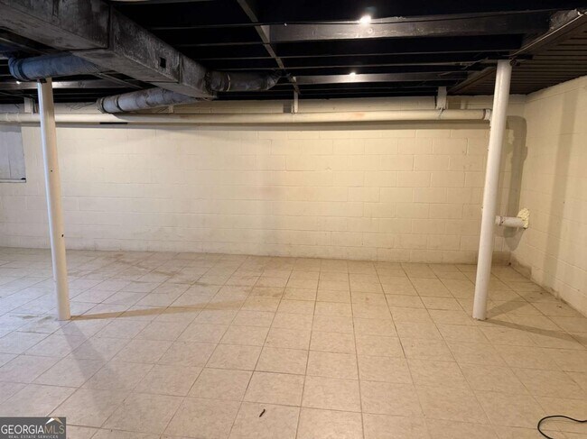 Building Photo - 3155 Oak Dr