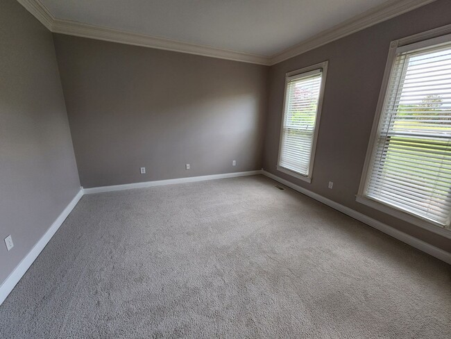 Building Photo - Gorgeous 4/3.5 with amazing back patio!