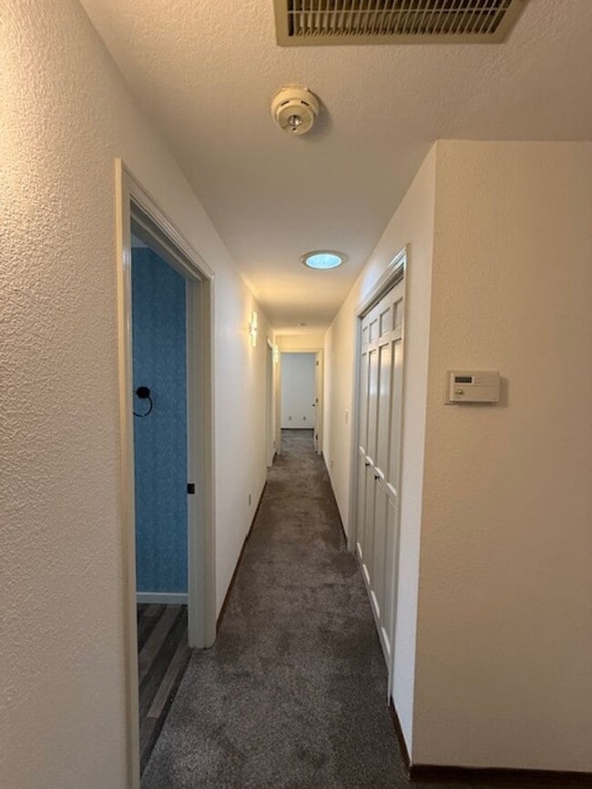 Building Photo - Spacious 3 Bedroom, 2 Bath home in Quality NB Neighborhood!