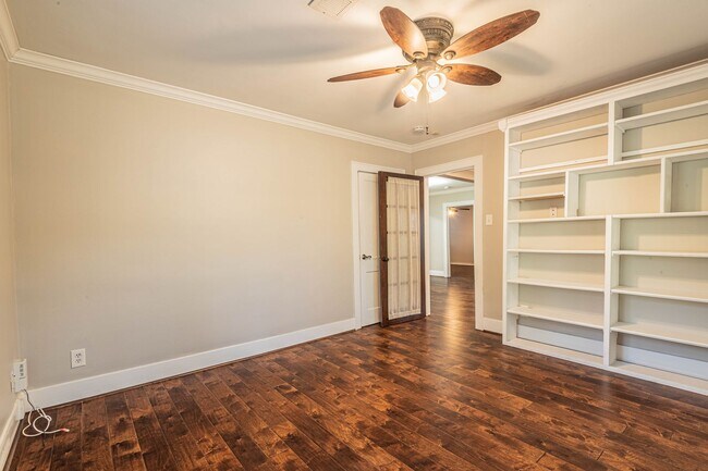 Building Photo - 726 E 26th St