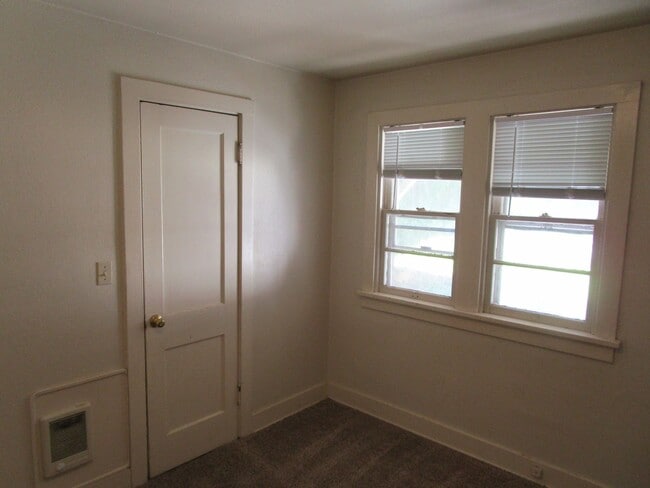 Building Photo - *PRICE REDUCED* 1 Bedroom Duplex Right Nex...