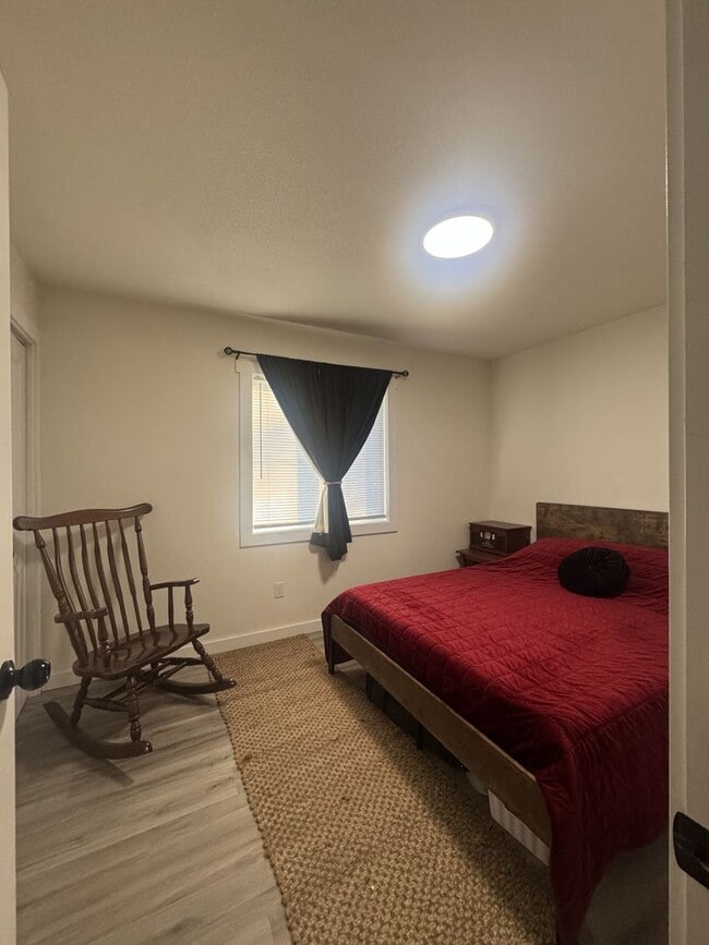 Building Photo - Cozy 3-Bedroom Rambler with Large Fully Fe...