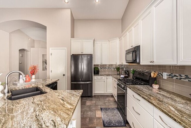 Building Photo - 3-bedroom plus bonus room with 3-car garag...