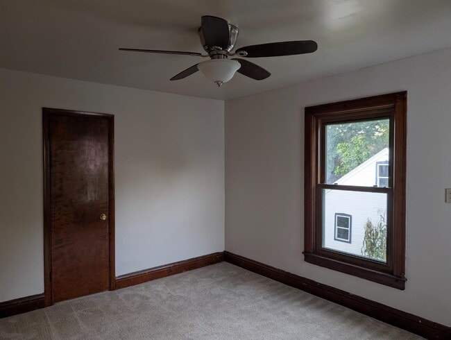 Building Photo - 206 Oak St