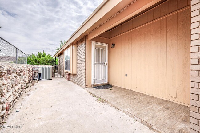 Building Photo - 5733 Saplinas Rd