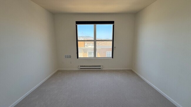 Building Photo - Epic REA - Top floor, Sweeping Views, 3 BR...