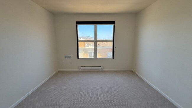 Building Photo - Epic REA – 3 parking spaces !!Top Floor Co...