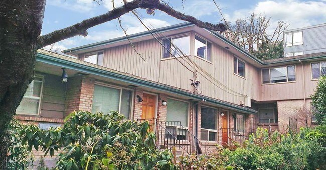 Building Photo - 712 Summit