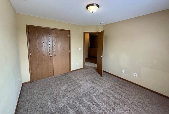 Building Photo - Live Comfortably on the East Side – Spacious 4 Bed / 2.5 Bath Duplex with Backyard & Garage