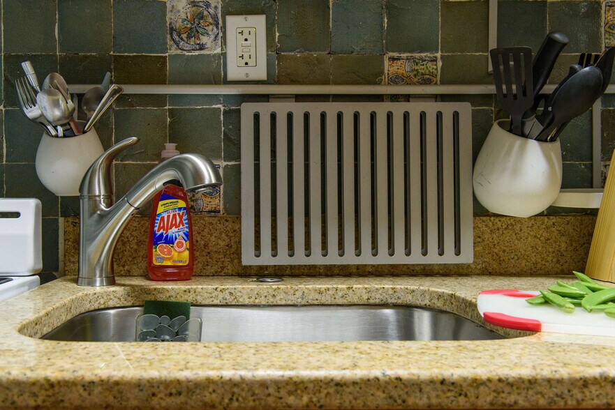 Building Photo - 240 E 26th St