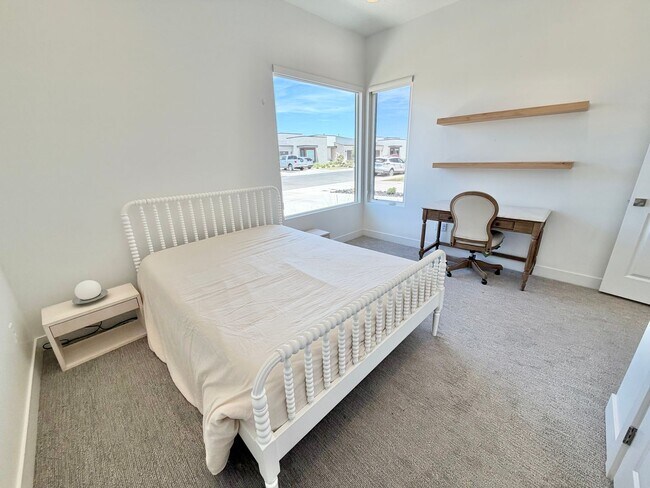 Building Photo - 2932 E Snowberry Dr