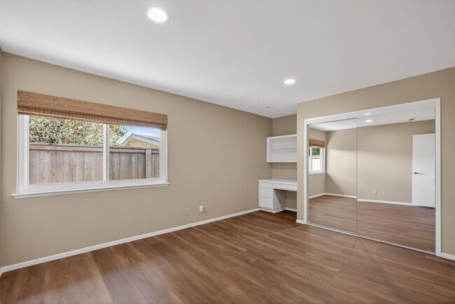 Building Photo - 1525 Fairway Dr