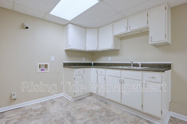Building Photo - 401 Lance Ln