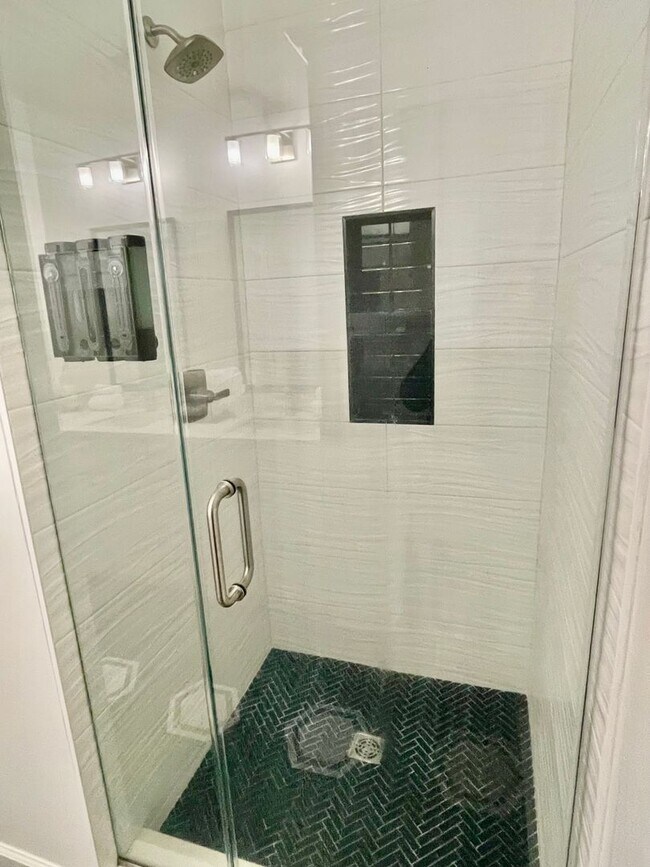 Building Photo - 417 Bedford Dr