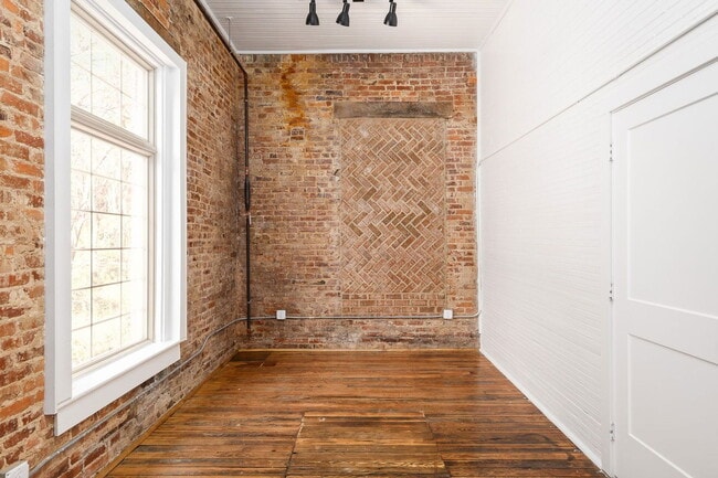 Building Photo - 1403 Huntsville Rd