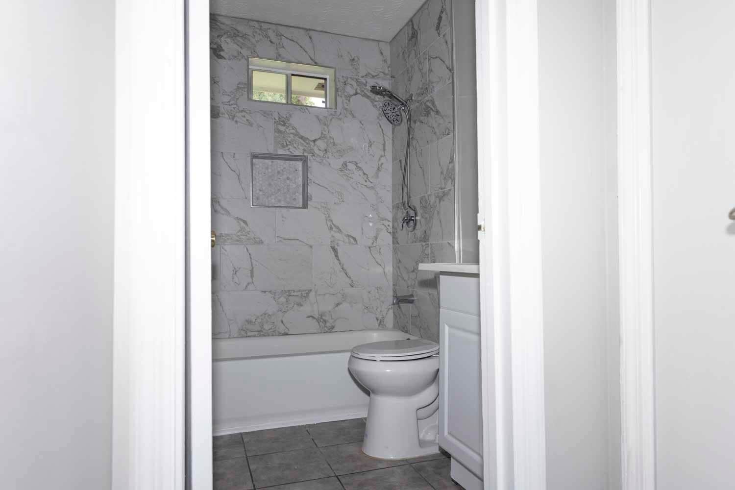 Bathroom - 4801 Valley Dale Dr SW