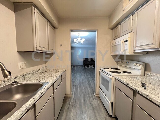 Building Photo - 1108 N Elm St