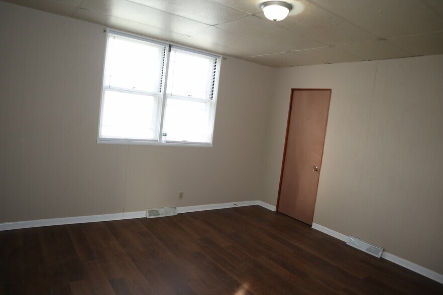 Building Photo - 823 Crest Ave