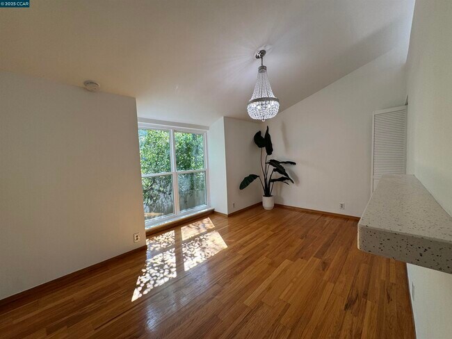 Building Photo - 2075 Ascot Dr