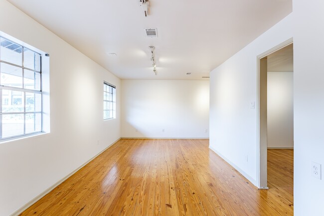 Building Photo - 1420 W Alabama St