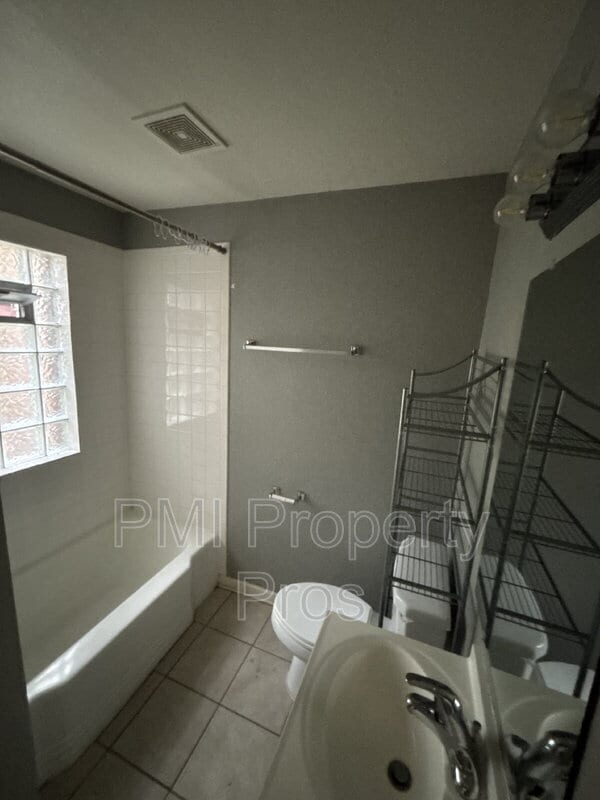 Building Photo - 6712 W Villard Ave
