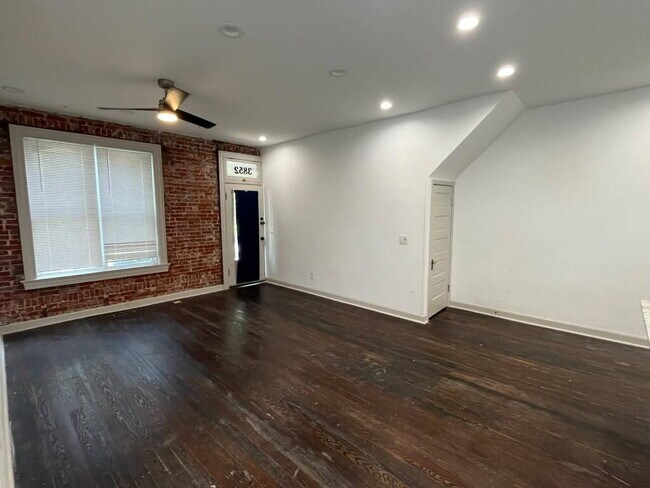Building Photo - "Executive 2-Bedroom Haven with Gleaming Hardwood Floors in St. Louis City – 3852 Juniata Street!...