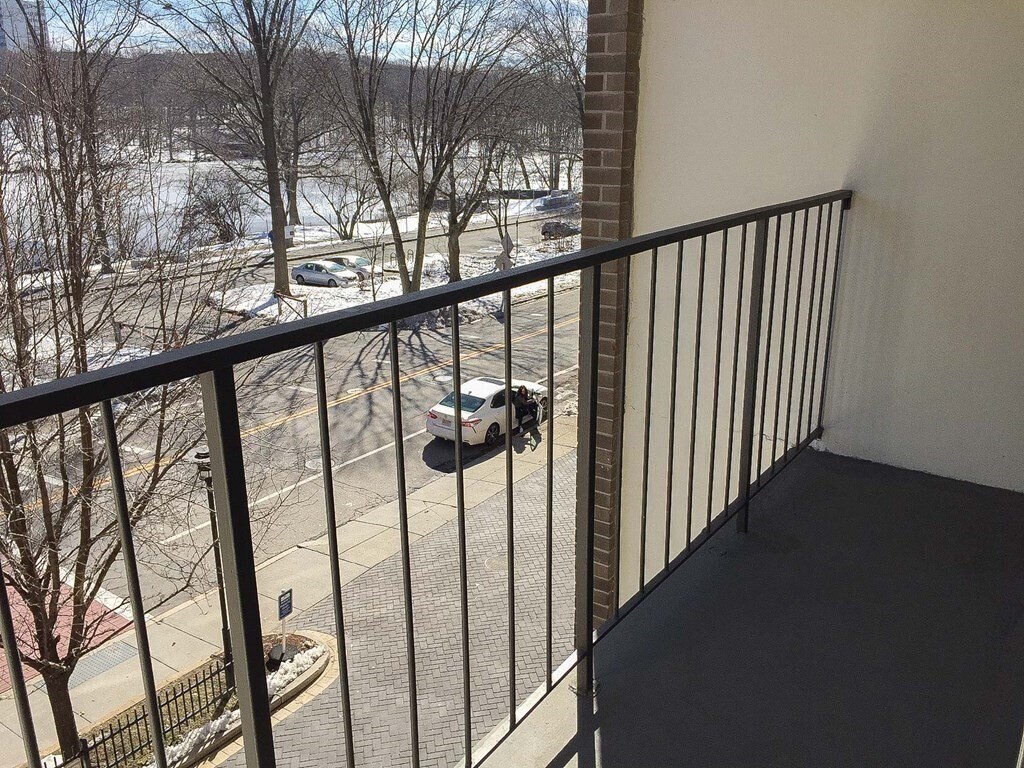 Building Photo - 33 Pond Ave