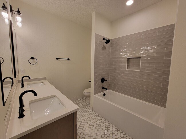 Building Photo - Don’t Miss This! Spacious 2 Bed, 2 Bath in North Portland