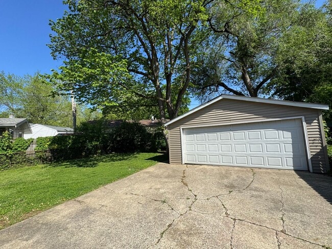Building Photo - Take Me Home, Country Roads: Cozy 3 Bed, 1...