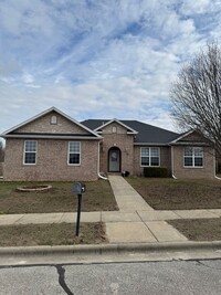 Building Photo - Move in ready, 3 Bedroom, 2 Bathroom Home ...